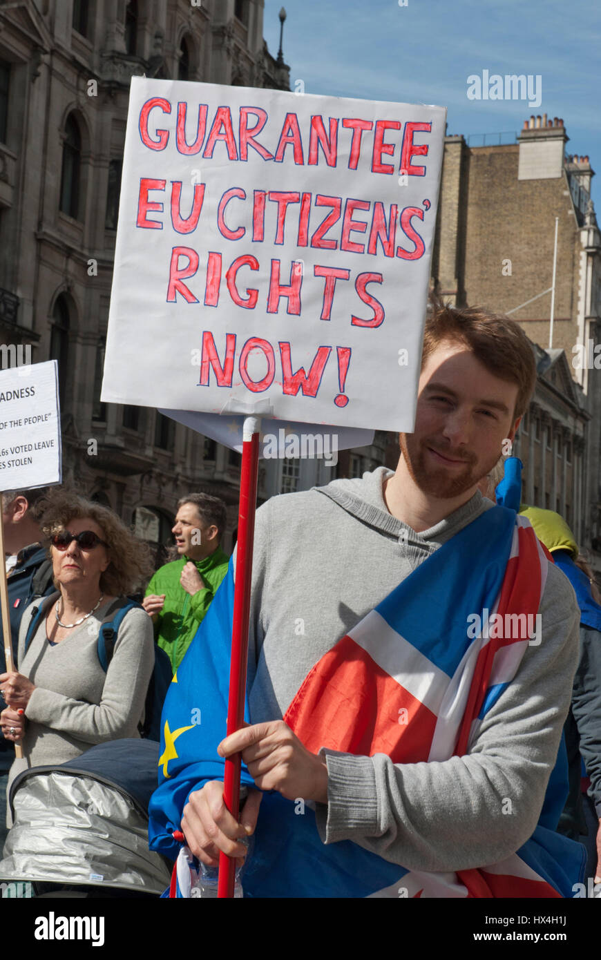 Londra, Regno Unito. 25 mar, 2017. anti-brexit/ marzo per l'Europa di dimostrazione di Londra. banner "garanzia UE per i diritti dei cittadini ora!" tenuto da uomo drappeggiato nella union jack. Credito: Maggie sully/alamy live news Foto Stock