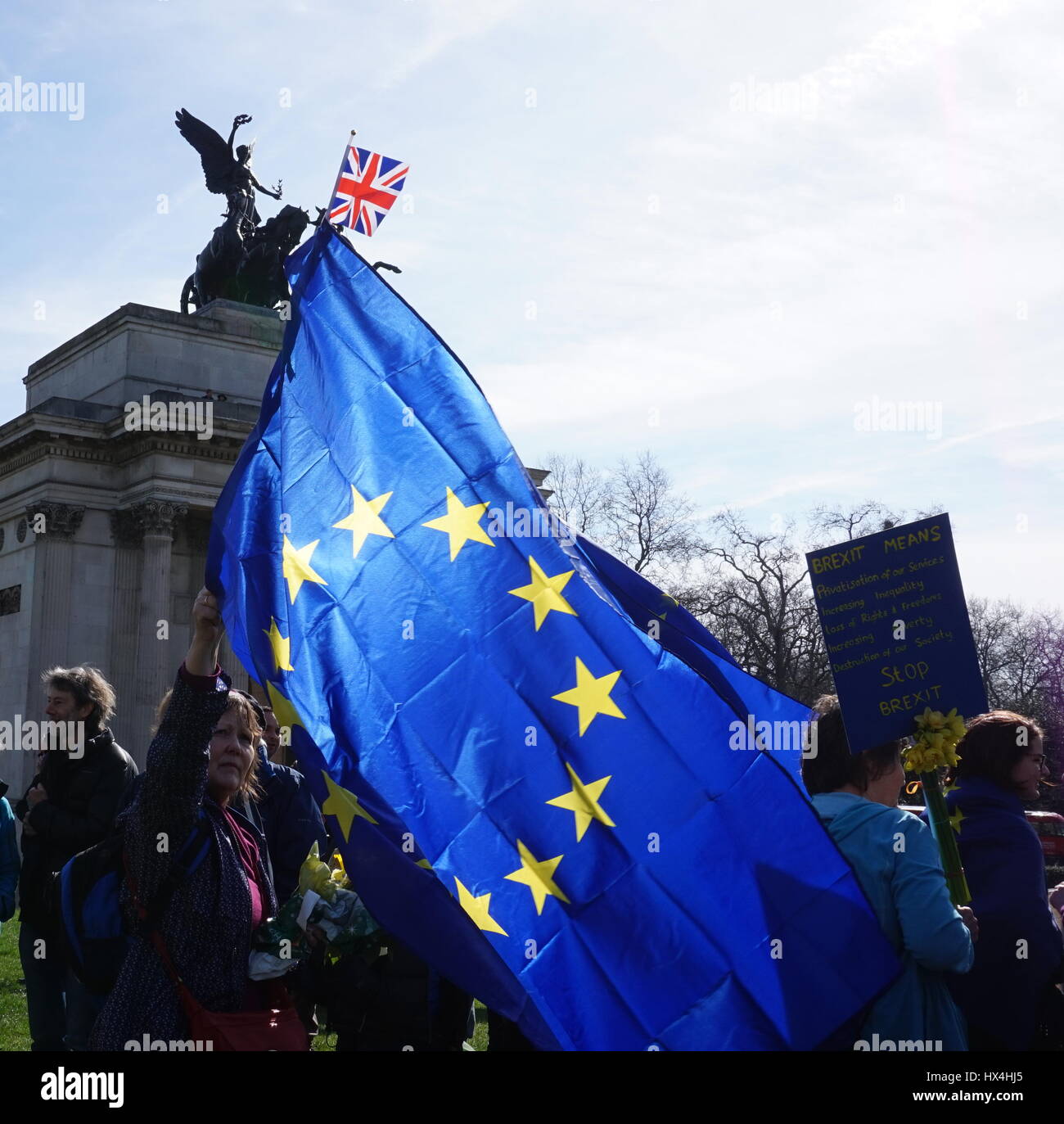 Bella la bandiera dell'UE agitando contro il sole a Londra Unite per l'Europa Marzo Foto Stock
