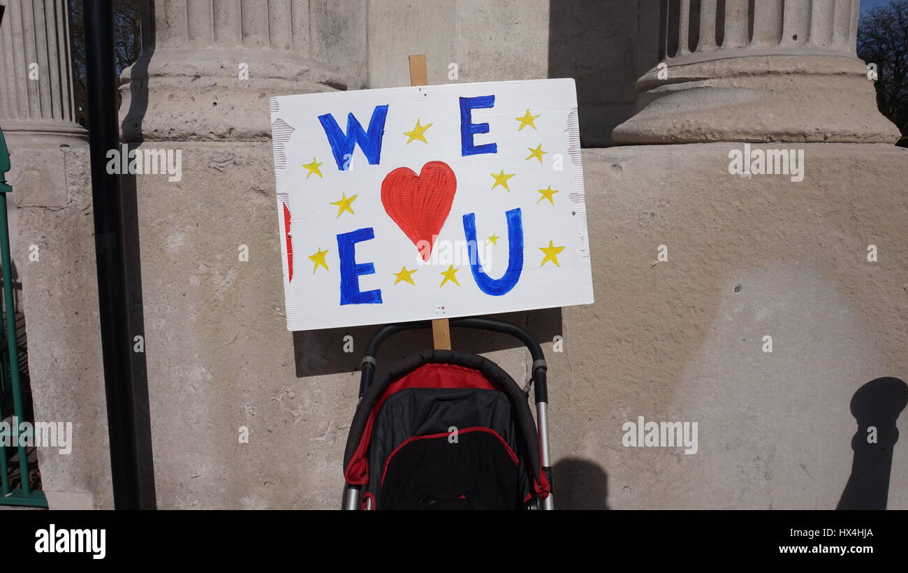 Noi amiamo UE firmano appoggiato contro una parete essendo puntellato da un passeggino, molto colorato e segno diretto piena di emozione, preso a Londra presso unite per l'Europa marzo Foto Stock