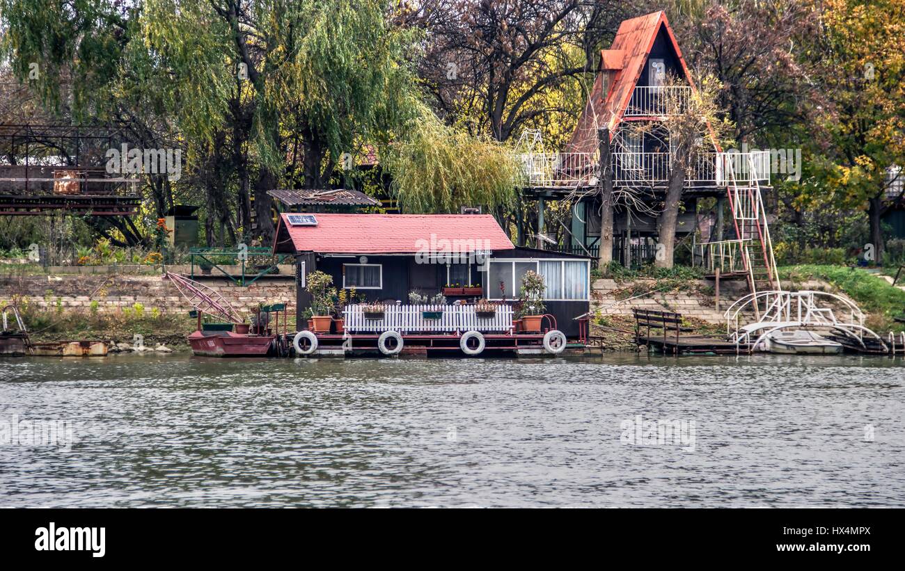 Fiume Sava, Serbia - Zattera case e stazioni palafitticole sul lungomare di Ada Međica isolotto Foto Stock