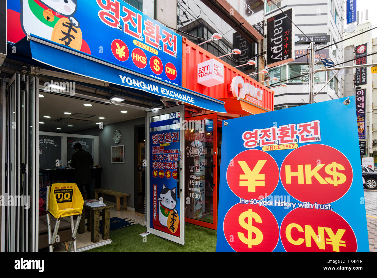 Bureau de Change, scambio di valuta estera shop in Nampodong, Busan, Corea del Sud Foto Stock