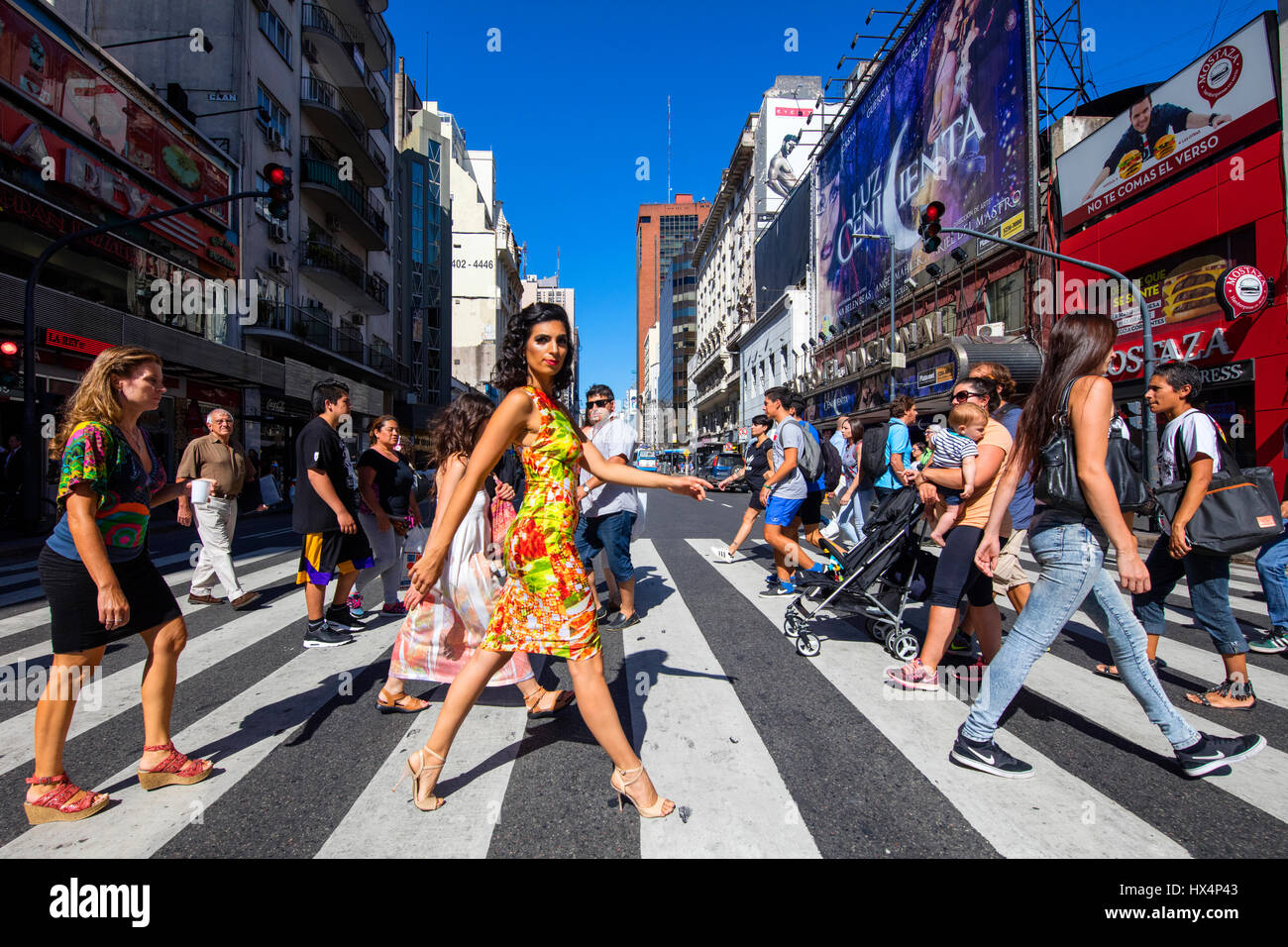 La gente che attraversa Avenida Corrientes. Buenos Aires, Argentina. Foto Stock