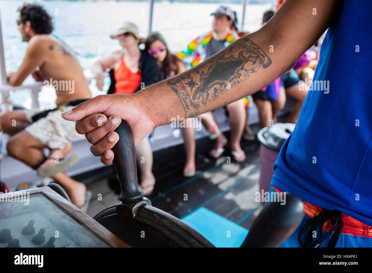 Dettaglio del capitano della barca tattoo che mostra la mappa di Ilha Grande. Angra Dos Reis, RJ, Brasile. Foto Stock