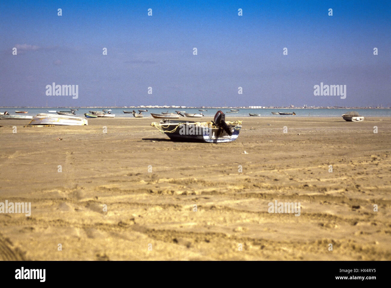 Una vista del deserto fuori dall'autostrada a Jubail città industriale Foto Stock