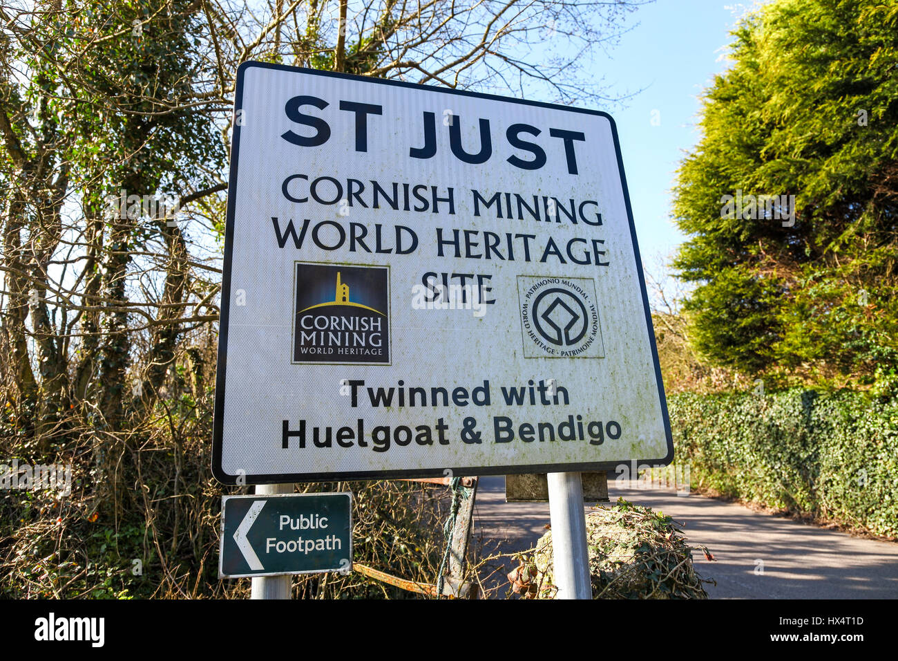 Un cartello stradale alla periferia del villaggio di St Just in Penwith, Cornwall, Regno Unito Foto Stock