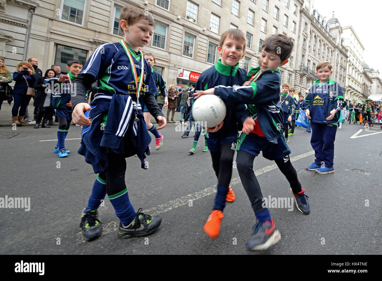 North London trifogli Gaelic Football Club ragazzi giocare durante il 2017 Londra il giorno di San Patrizio Parade Foto Stock