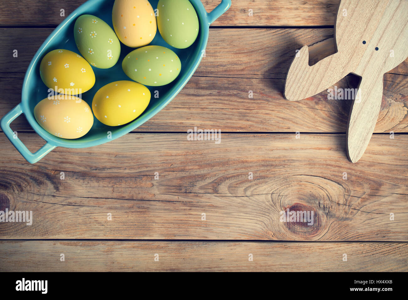 Sfondo di pasqua con le uova di Pasqua e Bunny. Vista dall'alto. Spazio di copia Foto Stock