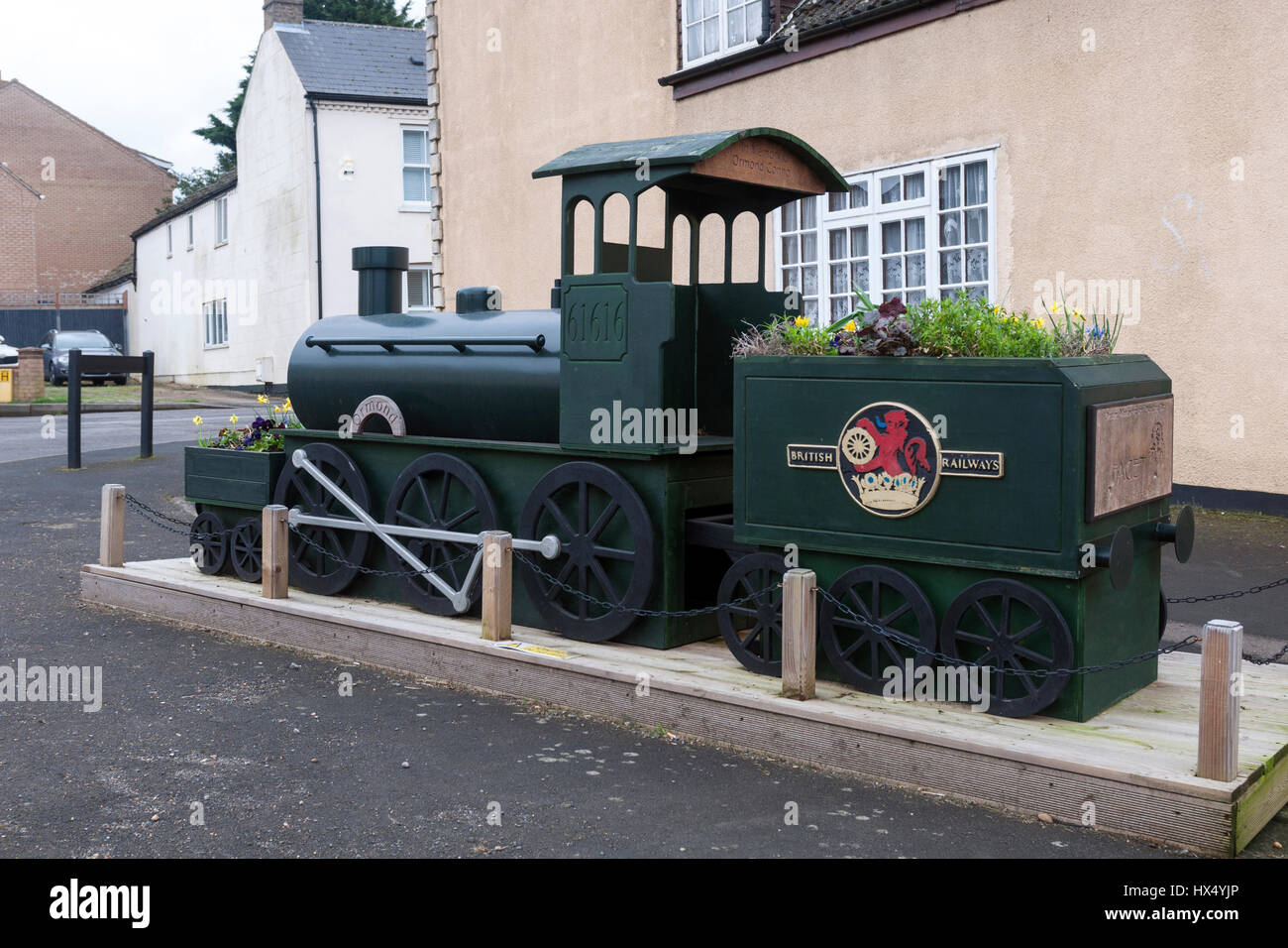 Locomotiva a vapore floral street decorazione, Chatteris, Cambridgeshire, England, Regno Unito Foto Stock