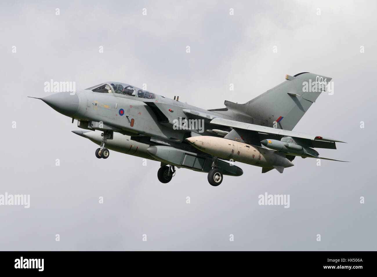 Un tornado RAF equipaggiato con un Raptor reconnaissance Pod gira montato sull approccio finale a RAF Marham. Foto Stock