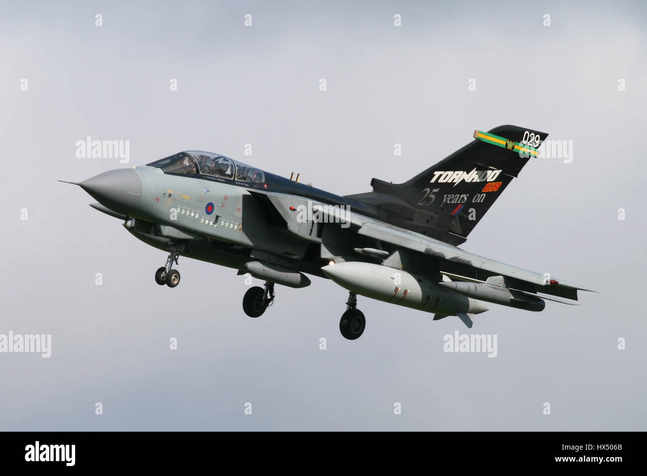 La RAF Tornado contrassegnati per il XXV anniversario del tipo a servizio del Regno Unito passando per la terra a RAF Marham. Foto Stock
