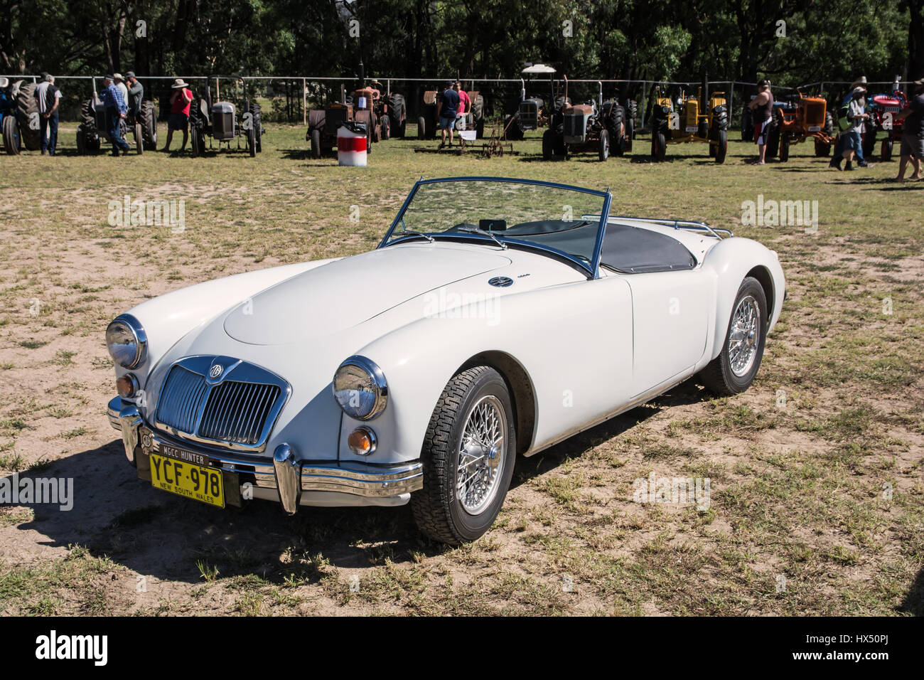 Un bianco del 1959-60 MG una vettura sportiva, 1600cc con copertura vano di carico ad una fiera di paese Australia. Foto Stock