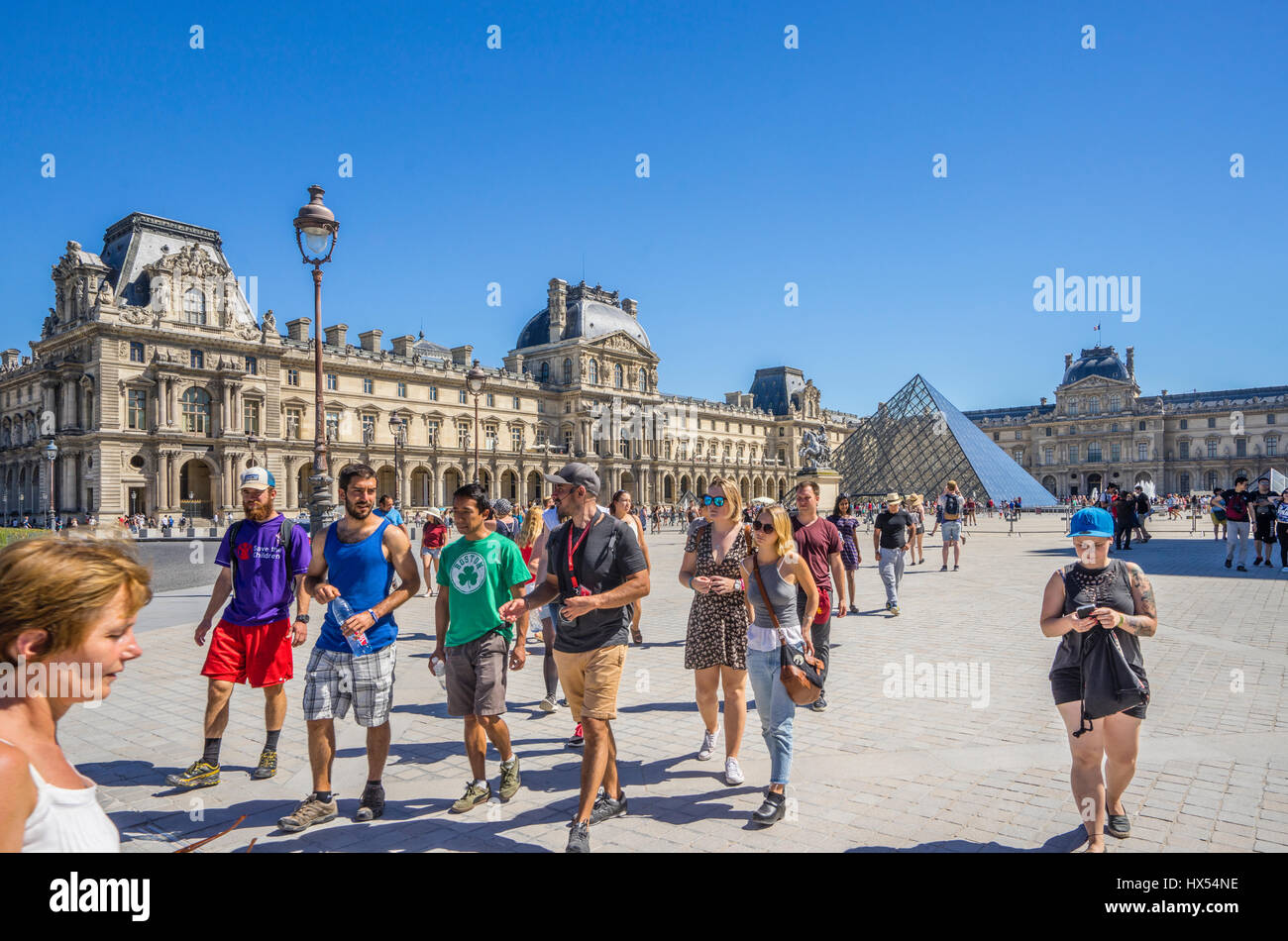 Francia, Parigi Louvre Palace, vista di Napoleone cortile con la Piramide del Louvre Foto Stock