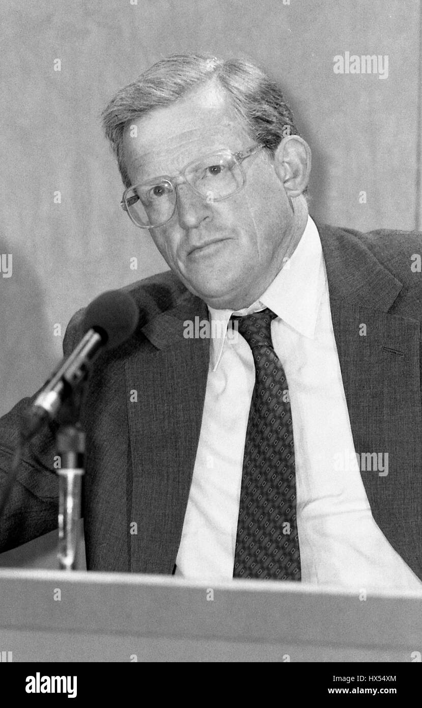 Rt. L'on. Tom King, Segretario di Stato per la difesa e di membro del partito conservatore del Parlamento per Bridgwater, frequenta un partito conferenza stampa a Londra in Inghilterra il 9 settembre 1991. Foto Stock