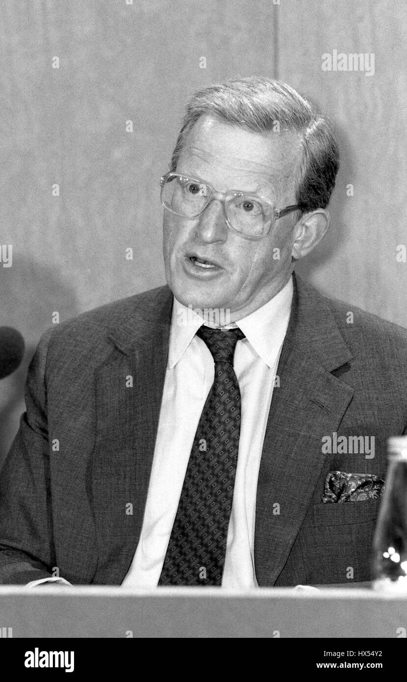 Rt. L'on. Tom King, Segretario di Stato per la difesa e di membro del partito conservatore del Parlamento per Bridgwater, frequenta un partito conferenza stampa a Londra in Inghilterra il 9 settembre 1991. Foto Stock