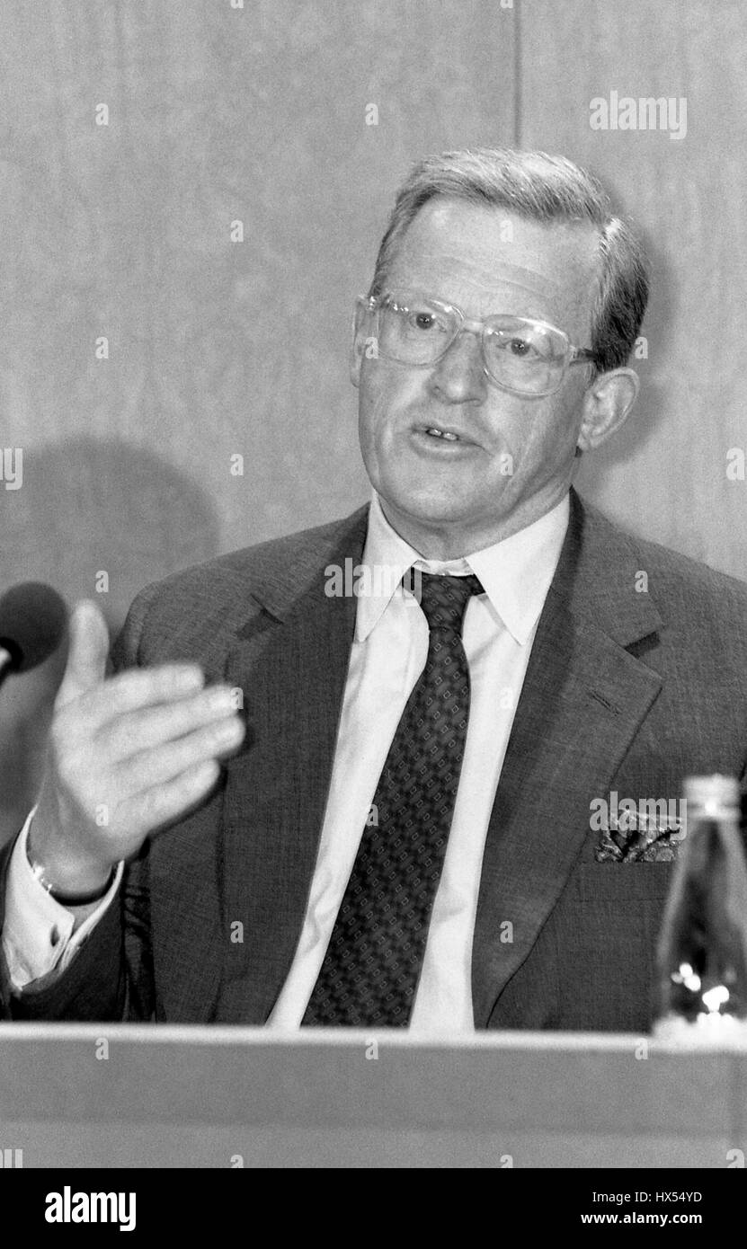 Rt. L'on. Tom King, Segretario di Stato per la difesa e di membro del partito conservatore del Parlamento per Bridgwater, frequenta un partito conferenza stampa a Londra in Inghilterra il 9 settembre 1991. Foto Stock