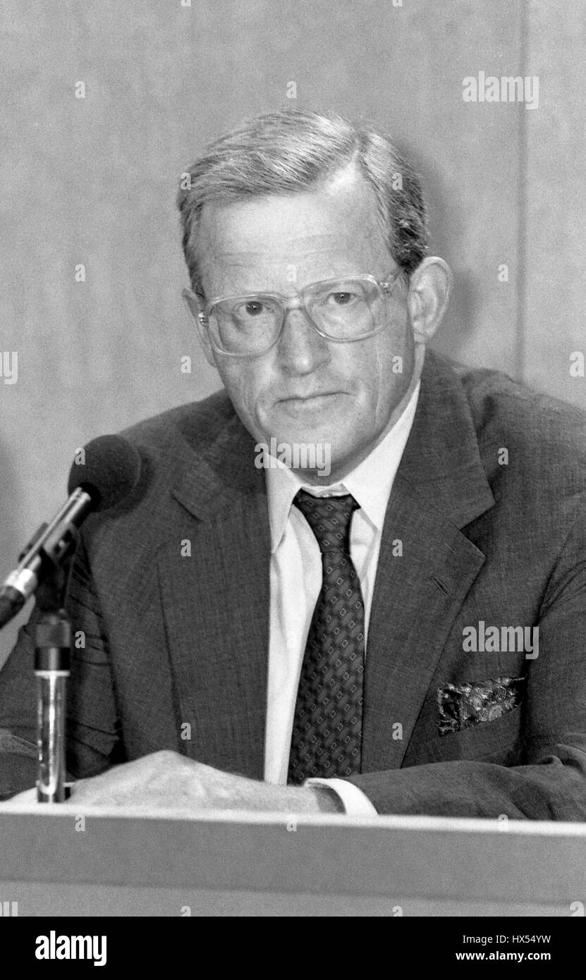 Rt. L'on. Tom King, Segretario di Stato per la difesa e di membro del partito conservatore del Parlamento per Bridgwater, frequenta un partito conferenza stampa a Londra in Inghilterra il 9 settembre 1991. Foto Stock
