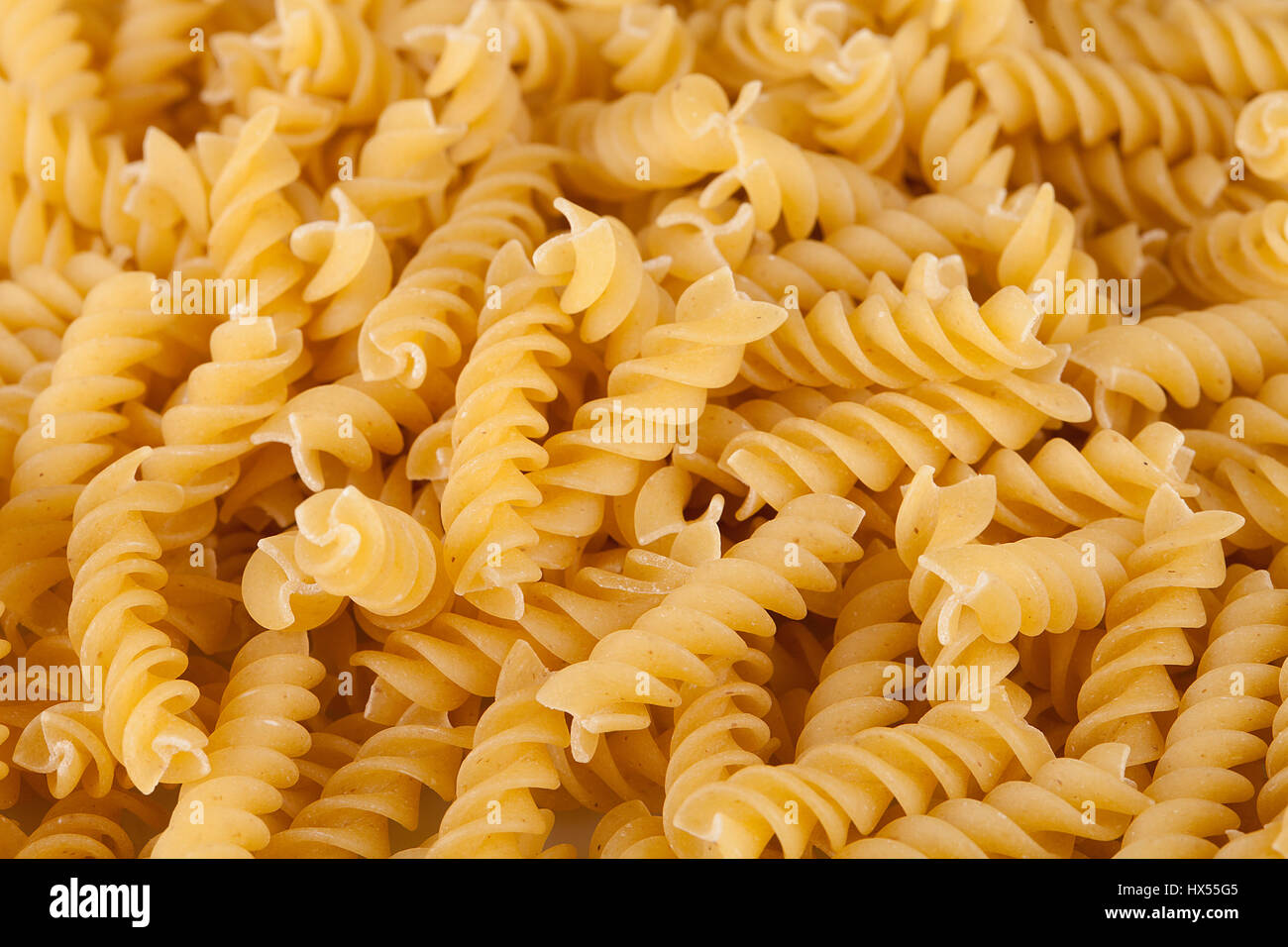 Primo piano della fusillis essiccato. Macro shot di pasta secca. Foto Stock