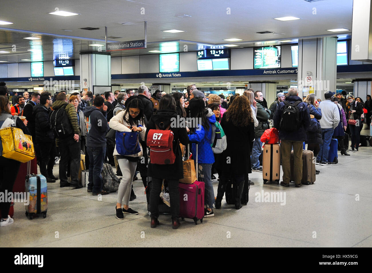 New York, Stati Uniti. 24 Mar, 2017. È in arrivo un NJ Transit Train è stato colpito quando un treno Amtrak lasciando Penn Station deragliato venerdì mattina. È accaduto intorno a 9 a.m. come Acela Express Train 2151 da Boston è stata uscire Penn sul suo modo di Washington, DC Credito: Luiz Roberto Lima/Pacific Press/Alamy Live News Foto Stock