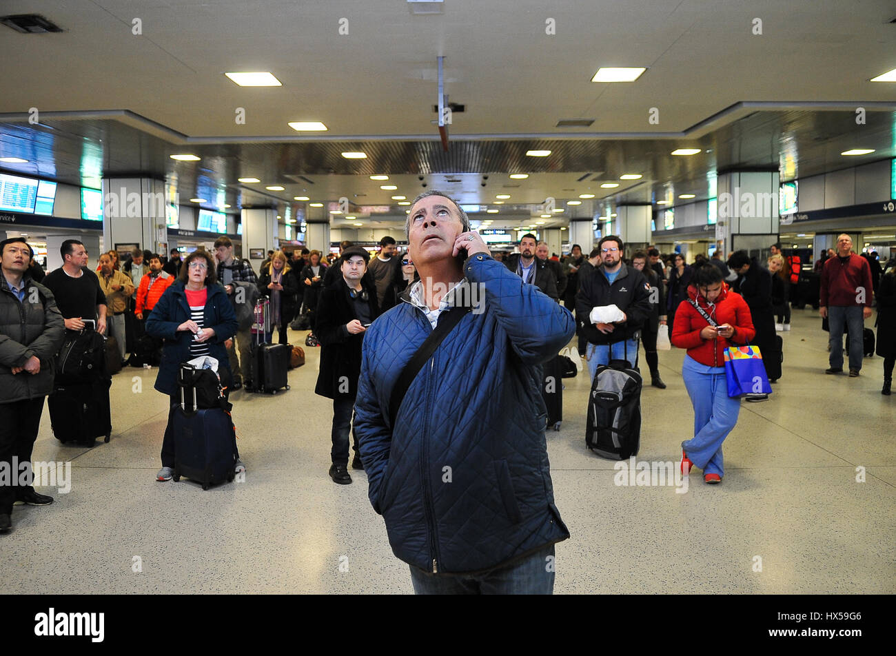 New York, Stati Uniti. 24 Mar, 2017. È in arrivo un NJ Transit Train è stato colpito quando un treno Amtrak lasciando Penn Station deragliato venerdì mattina. È accaduto intorno a 9 a.m. come Acela Express Train 2151 da Boston è stata uscire Penn sul suo modo di Washington, DC Credito: Luiz Roberto Lima/Pacific Press/Alamy Live News Foto Stock