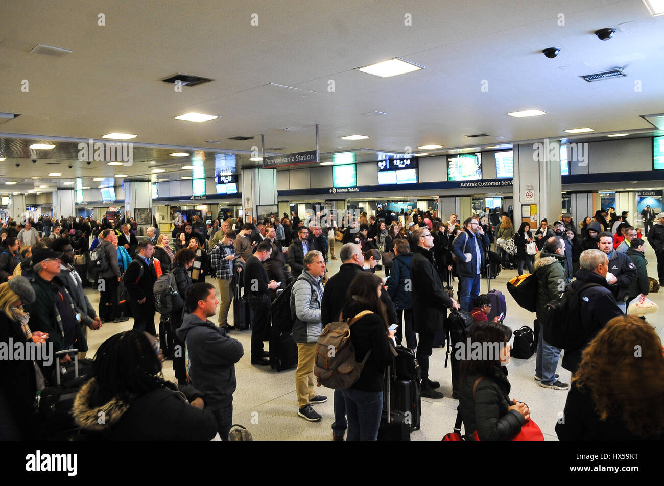 New York, Stati Uniti. 24 Mar, 2017. È in arrivo un NJ Transit Train è stato colpito quando un treno Amtrak lasciando Penn Station deragliato venerdì mattina. È accaduto intorno a 9 a.m. come Acela Express Train 2151 da Boston è stata uscire Penn sul suo modo di Washington, DC Credito: Luiz Roberto Lima/Pacific Press/Alamy Live News Foto Stock
