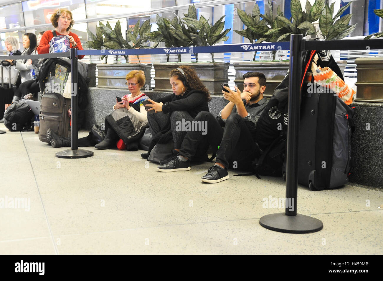 New York, Stati Uniti. 24 Mar, 2017. È in arrivo un NJ Transit Train è stato colpito quando un treno Amtrak lasciando Penn Station deragliato venerdì mattina. È accaduto intorno a 9 a.m. come Acela Express Train 2151 da Boston è stata uscire Penn sul suo modo di Washington, DC Credito: Luiz Roberto Lima/Pacific Press/Alamy Live News Foto Stock