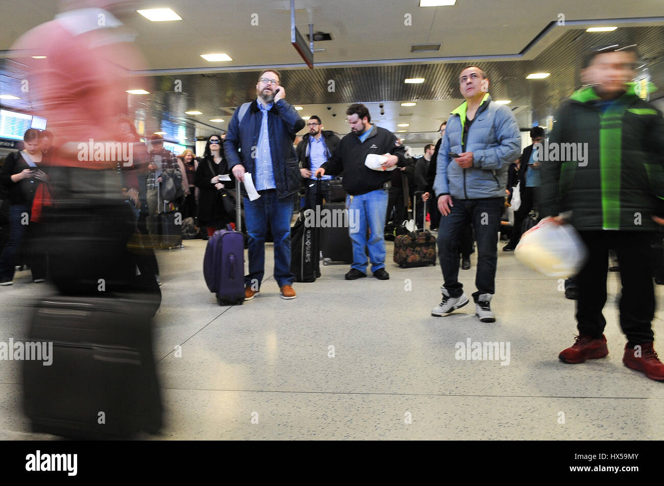 New York, Stati Uniti. 24 Mar, 2017. È in arrivo un NJ Transit Train è stato colpito quando un treno Amtrak lasciando Penn Station deragliato venerdì mattina. È accaduto intorno a 9 a.m. come Acela Express Train 2151 da Boston è stata uscire Penn sul suo modo di Washington, DC Credito: Luiz Roberto Lima/Pacific Press/Alamy Live News Foto Stock