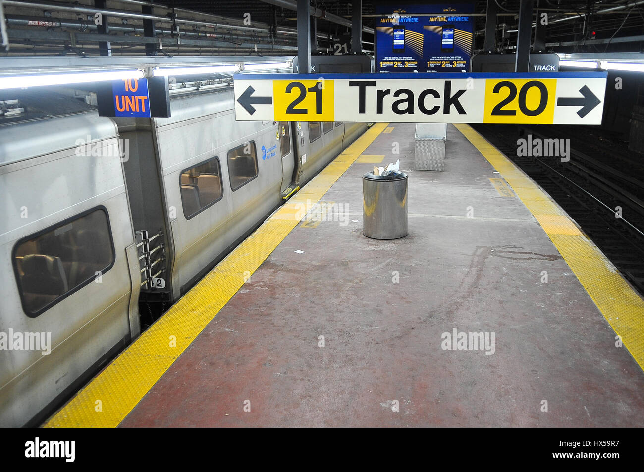 New York, Stati Uniti. 24 Mar, 2017. È in arrivo un NJ Transit Train è stato colpito quando un treno Amtrak lasciando Penn Station deragliato venerdì mattina. È accaduto intorno a 9 a.m. come Acela Express Train 2151 da Boston è stata uscire Penn sul suo modo di Washington, DC Credito: Luiz Roberto Lima/Pacific Press/Alamy Live News Foto Stock