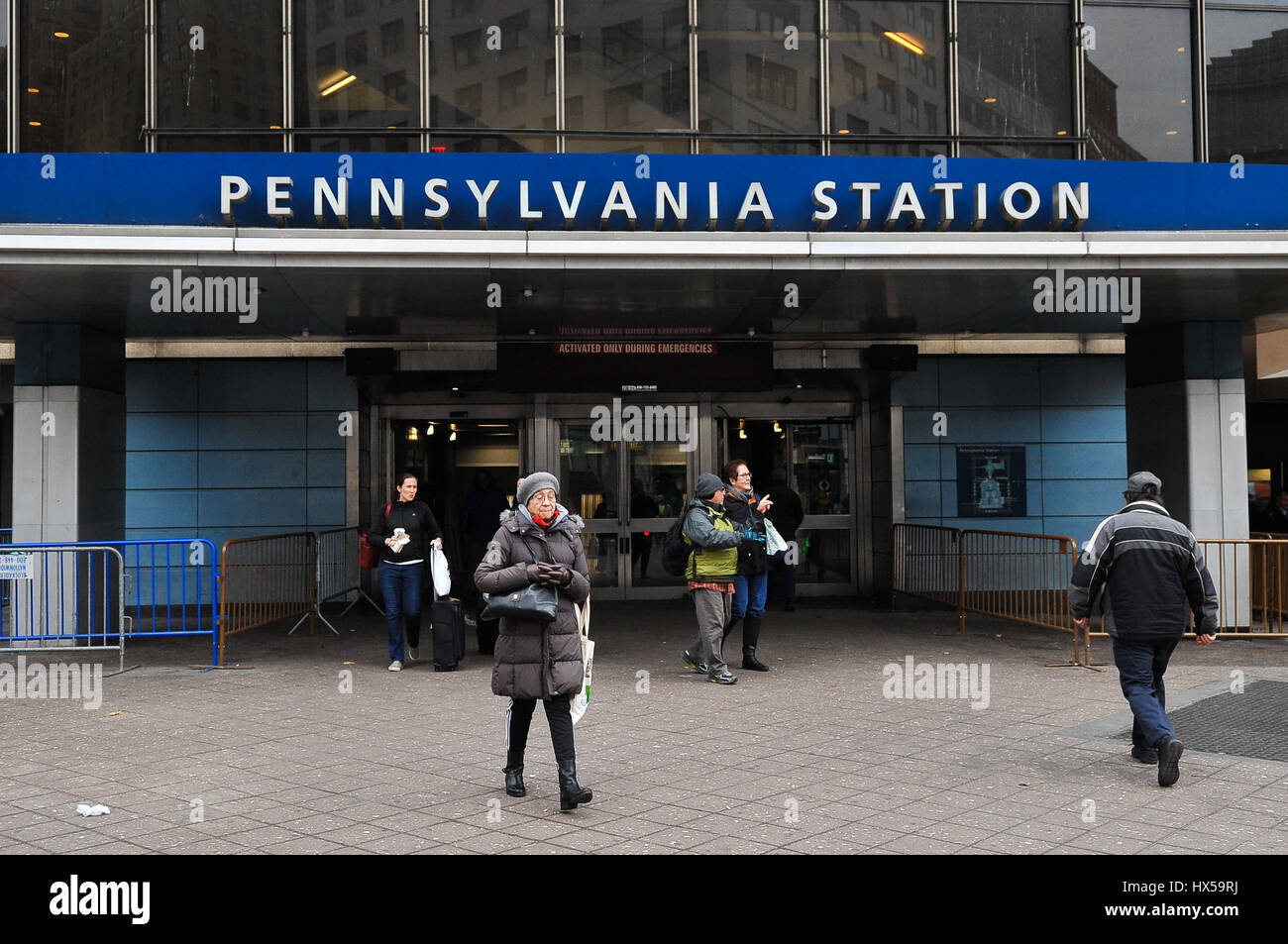 New York, Stati Uniti. 24 Mar, 2017. È in arrivo un NJ Transit Train è stato colpito quando un treno Amtrak lasciando Penn Station deragliato venerdì mattina. È accaduto intorno a 9 a.m. come Acela Express Train 2151 da Boston è stata uscire Penn sul suo modo di Washington, DC Credito: Luiz Roberto Lima/Pacific Press/Alamy Live News Foto Stock