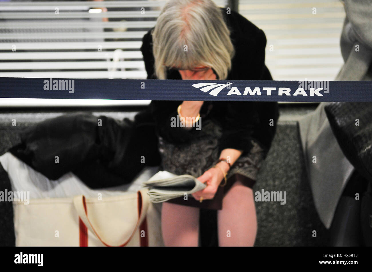 New York, Stati Uniti. 24 Mar, 2017. È in arrivo un NJ Transit Train è stato colpito quando un treno Amtrak lasciando Penn Station deragliato venerdì mattina. È accaduto intorno a 9 a.m. come Acela Express Train 2151 da Boston è stata uscire Penn sul suo modo di Washington, DC Credito: Luiz Roberto Lima/Pacific Press/Alamy Live News Foto Stock