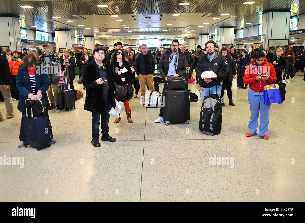 New York, Stati Uniti. 24 Mar, 2017. È in arrivo un NJ Transit Train è stato colpito quando un treno Amtrak lasciando Penn Station deragliato venerdì mattina. È accaduto intorno a 9 a.m. come Acela Express Train 2151 da Boston è stata uscire Penn sul suo modo di Washington, DC Credito: Luiz Roberto Lima/Pacific Press/Alamy Live News Foto Stock