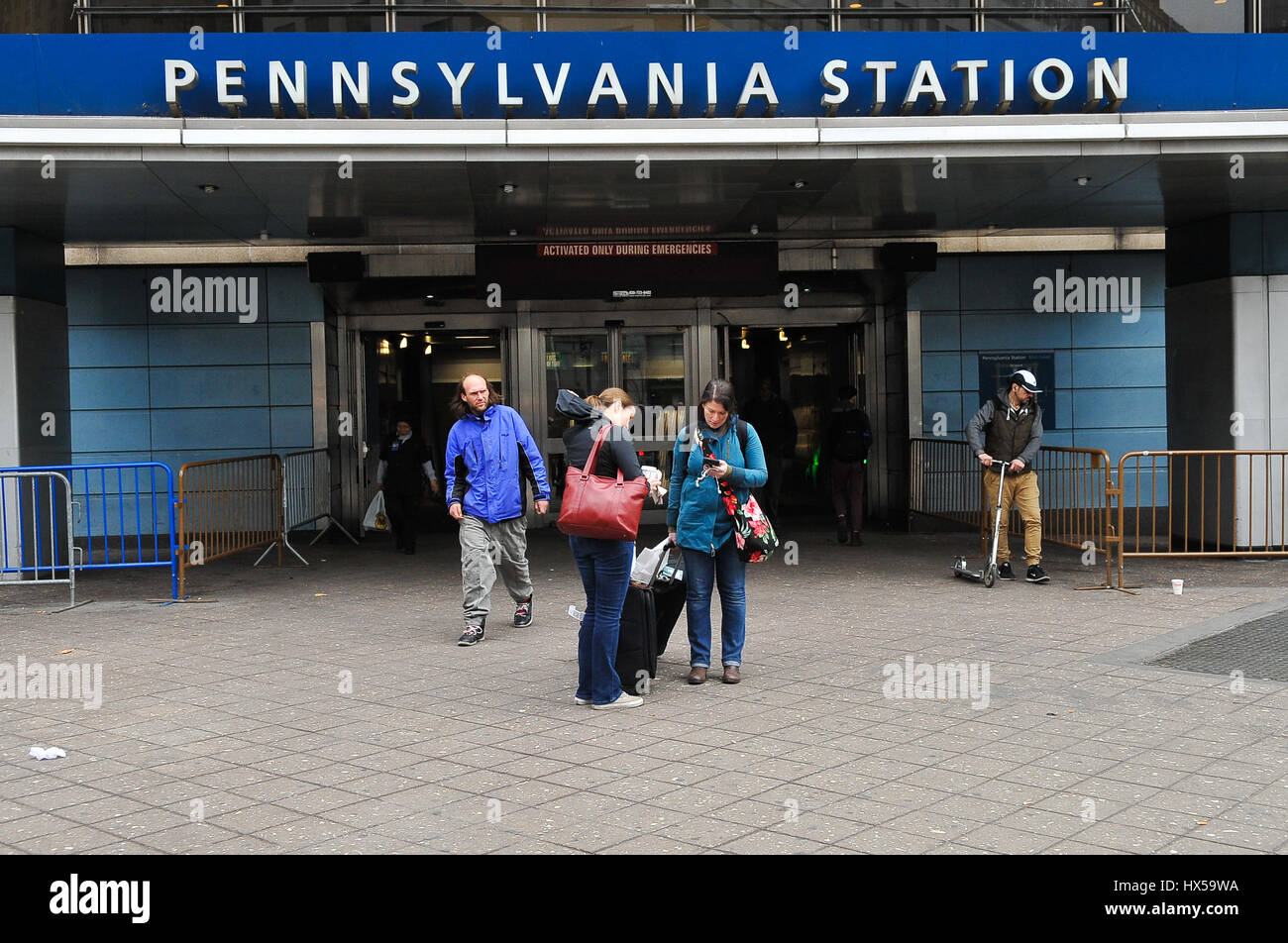 New York, Stati Uniti. 24 Mar, 2017. È in arrivo un NJ Transit Train è stato colpito quando un treno Amtrak lasciando Penn Station deragliato venerdì mattina. È accaduto intorno a 9 a.m. come Acela Express Train 2151 da Boston è stata uscire Penn sul suo modo di Washington, DC Credito: Luiz Roberto Lima/Pacific Press/Alamy Live News Foto Stock