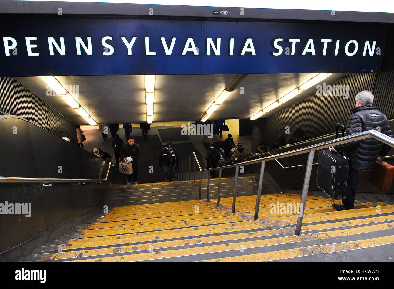 New York, Stati Uniti. 24 Mar, 2017. È in arrivo un NJ Transit Train è stato colpito quando un treno Amtrak lasciando Penn Station deragliato venerdì mattina. È accaduto intorno a 9 a.m. come Acela Express Train 2151 da Boston è stata uscire Penn sul suo modo di Washington, DC Credito: Luiz Roberto Lima/Pacific Press/Alamy Live News Foto Stock