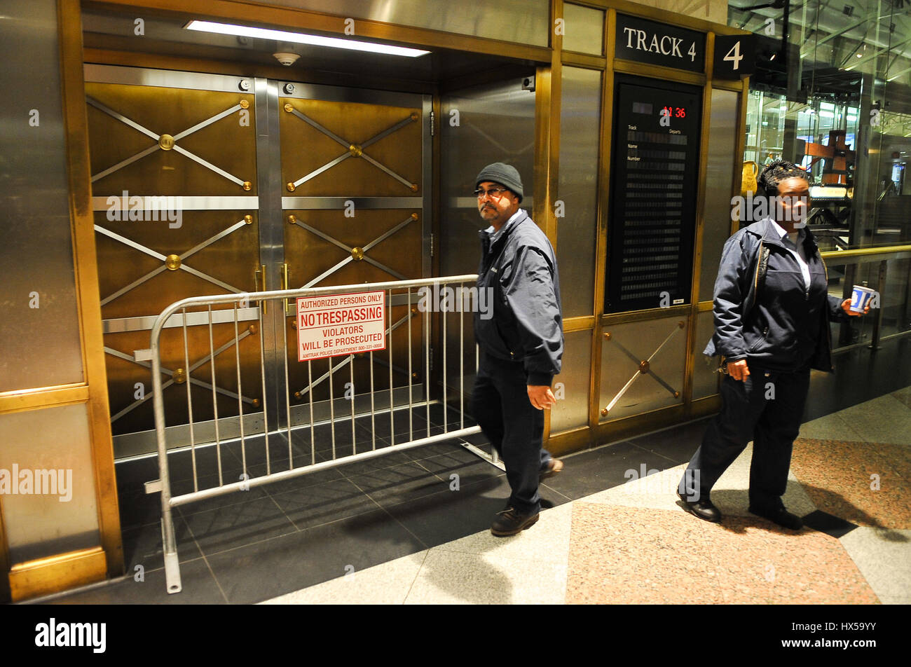 New York, Stati Uniti. 24 Mar, 2017. È in arrivo un NJ Transit Train è stato colpito quando un treno Amtrak lasciando Penn Station deragliato venerdì mattina. È accaduto intorno a 9 a.m. come Acela Express Train 2151 da Boston è stata uscire Penn sul suo modo di Washington, DC Credito: Luiz Roberto Lima/Pacific Press/Alamy Live News Foto Stock