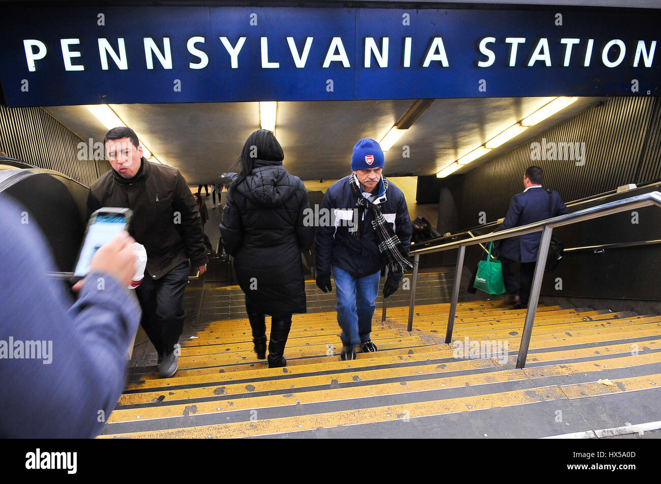 New York, Stati Uniti. 24 Mar, 2017. È in arrivo un NJ Transit Train è stato colpito quando un treno Amtrak lasciando Penn Station deragliato venerdì mattina. È accaduto intorno a 9 a.m. come Acela Express Train 2151 da Boston è stata uscire Penn sul suo modo di Washington, DC Credito: Luiz Roberto Lima/Pacific Press/Alamy Live News Foto Stock