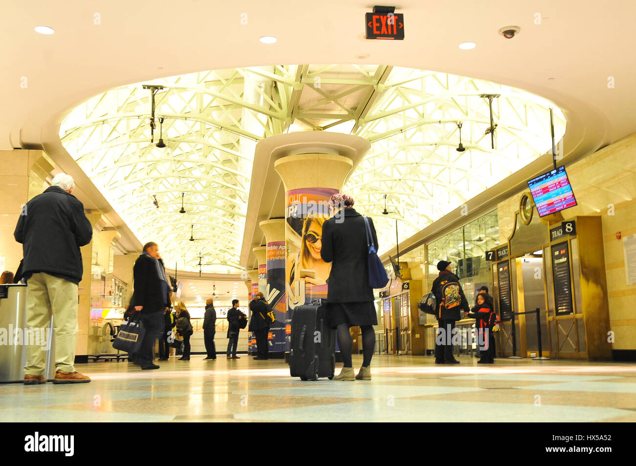 New York, Stati Uniti. 24 Mar, 2017. È in arrivo un NJ Transit Train è stato colpito quando un treno Amtrak lasciando Penn Station deragliato venerdì mattina. È accaduto intorno a 9 a.m. come Acela Express Train 2151 da Boston è stata uscire Penn sul suo modo di Washington, DC Credito: Luiz Roberto Lima/Pacific Press/Alamy Live News Foto Stock