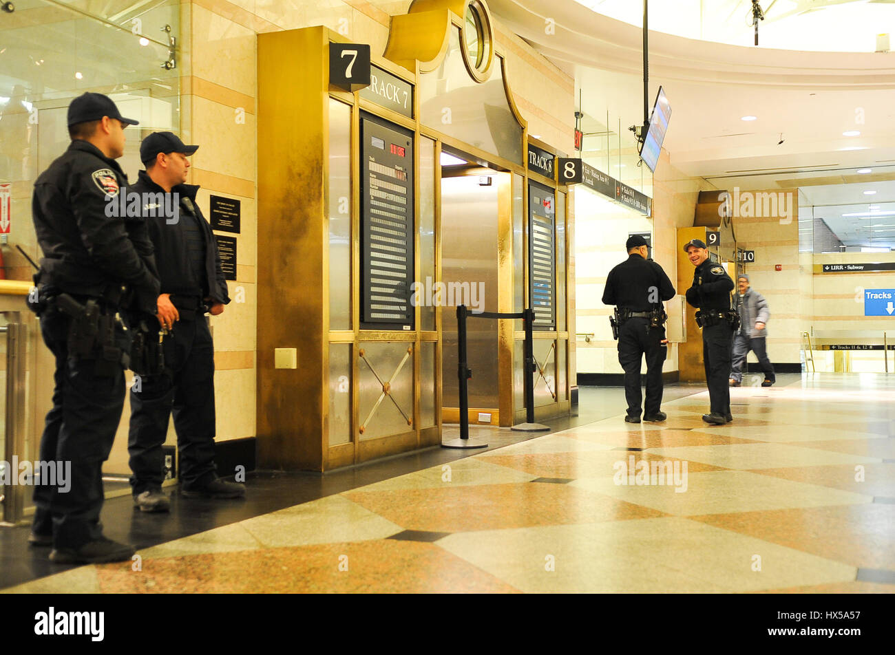 New York, Stati Uniti. 24 Mar, 2017. È in arrivo un NJ Transit Train è stato colpito quando un treno Amtrak lasciando Penn Station deragliato venerdì mattina. È accaduto intorno a 9 a.m. come Acela Express Train 2151 da Boston è stata uscire Penn sul suo modo di Washington, DC Credito: Luiz Roberto Lima/Pacific Press/Alamy Live News Foto Stock