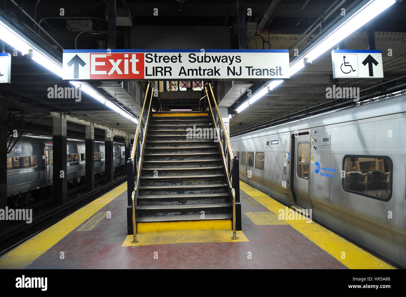 New York, Stati Uniti. 24 Mar, 2017. È in arrivo un NJ Transit Train è stato colpito quando un treno Amtrak lasciando Penn Station deragliato venerdì mattina. È accaduto intorno a 9 a.m. come Acela Express Train 2151 da Boston è stata uscire Penn sul suo modo di Washington, DC Credito: Luiz Roberto Lima/Pacific Press/Alamy Live News Foto Stock