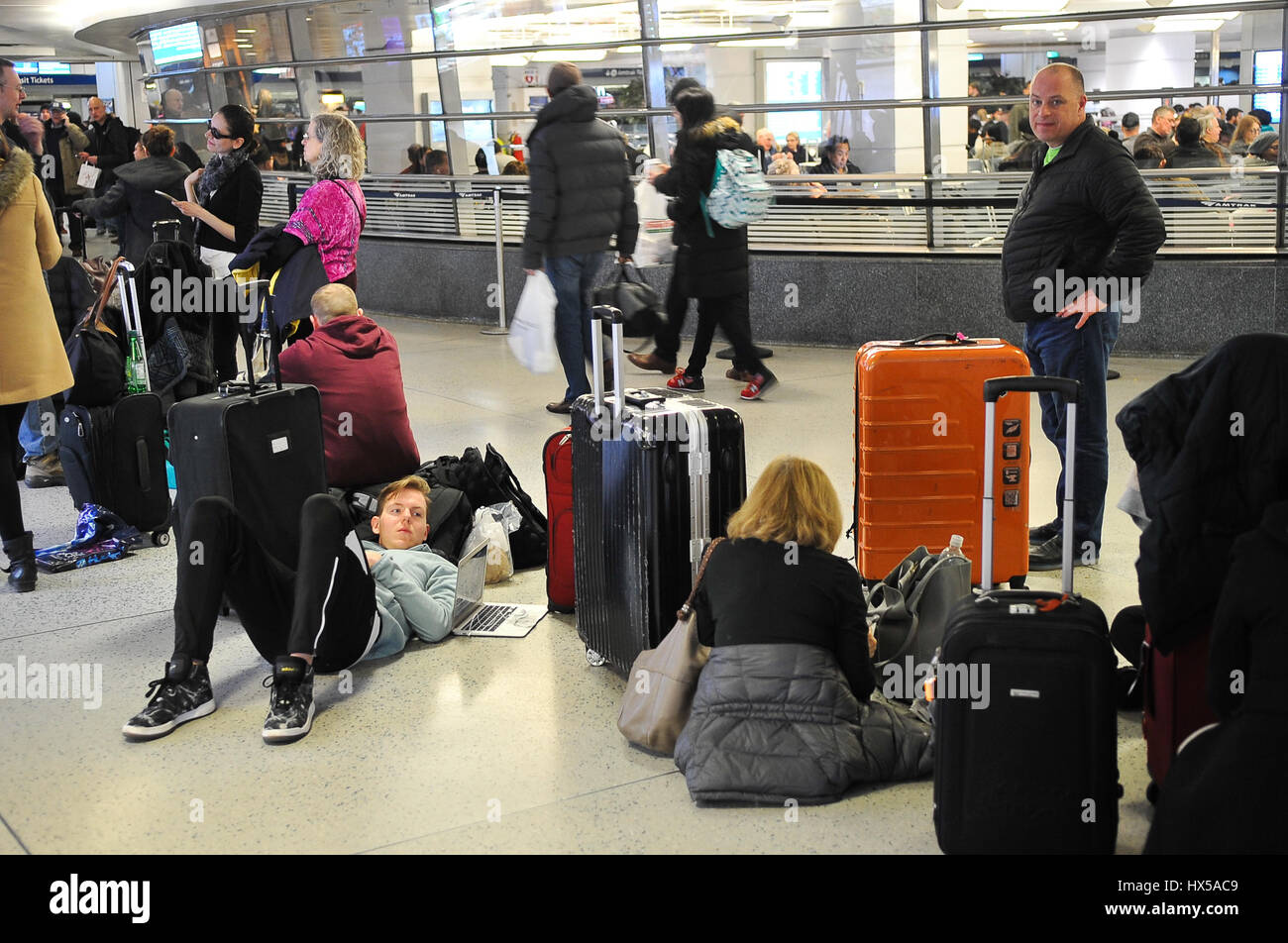 New York, Stati Uniti. 24 Mar, 2017. È in arrivo un NJ Transit Train è stato colpito quando un treno Amtrak lasciando Penn Station deragliato venerdì mattina. È accaduto intorno a 9 a.m. come Acela Express Train 2151 da Boston è stata uscire Penn sul suo modo di Washington, DC Credito: Luiz Roberto Lima/Pacific Press/Alamy Live News Foto Stock