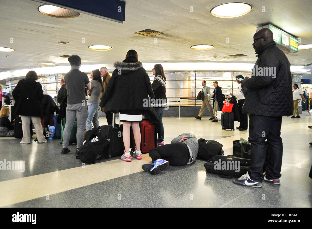 New York, Stati Uniti. 24 Mar, 2017. È in arrivo un NJ Transit Train è stato colpito quando un treno Amtrak lasciando Penn Station deragliato venerdì mattina. È accaduto intorno a 9 a.m. come Acela Express Train 2151 da Boston è stata uscire Penn sul suo modo di Washington, DC Credito: Luiz Roberto Lima/Pacific Press/Alamy Live News Foto Stock