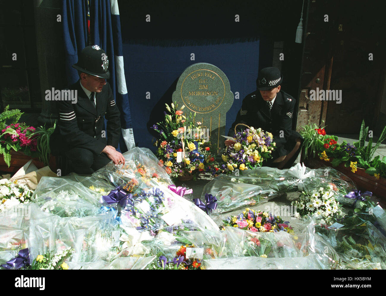 Gli ufficiali di polizia fiori Laici presso il Memorial a c.c. JIM MORRISON 27 Aprile 1994 Foto Stock