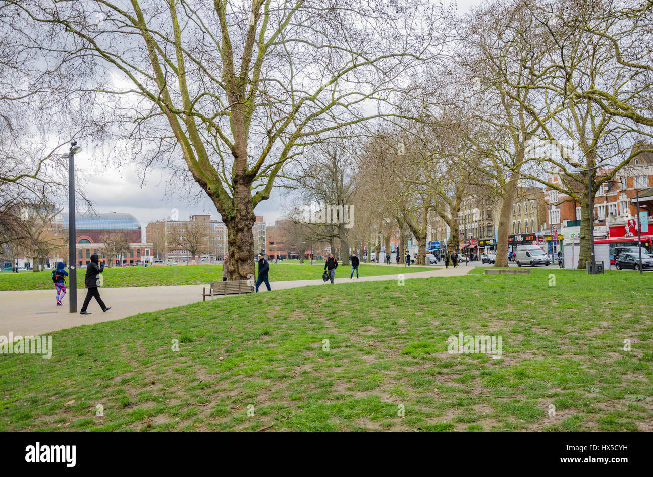 Guardando attraverso Shepherds Bush Comuni a Londra Foto Stock