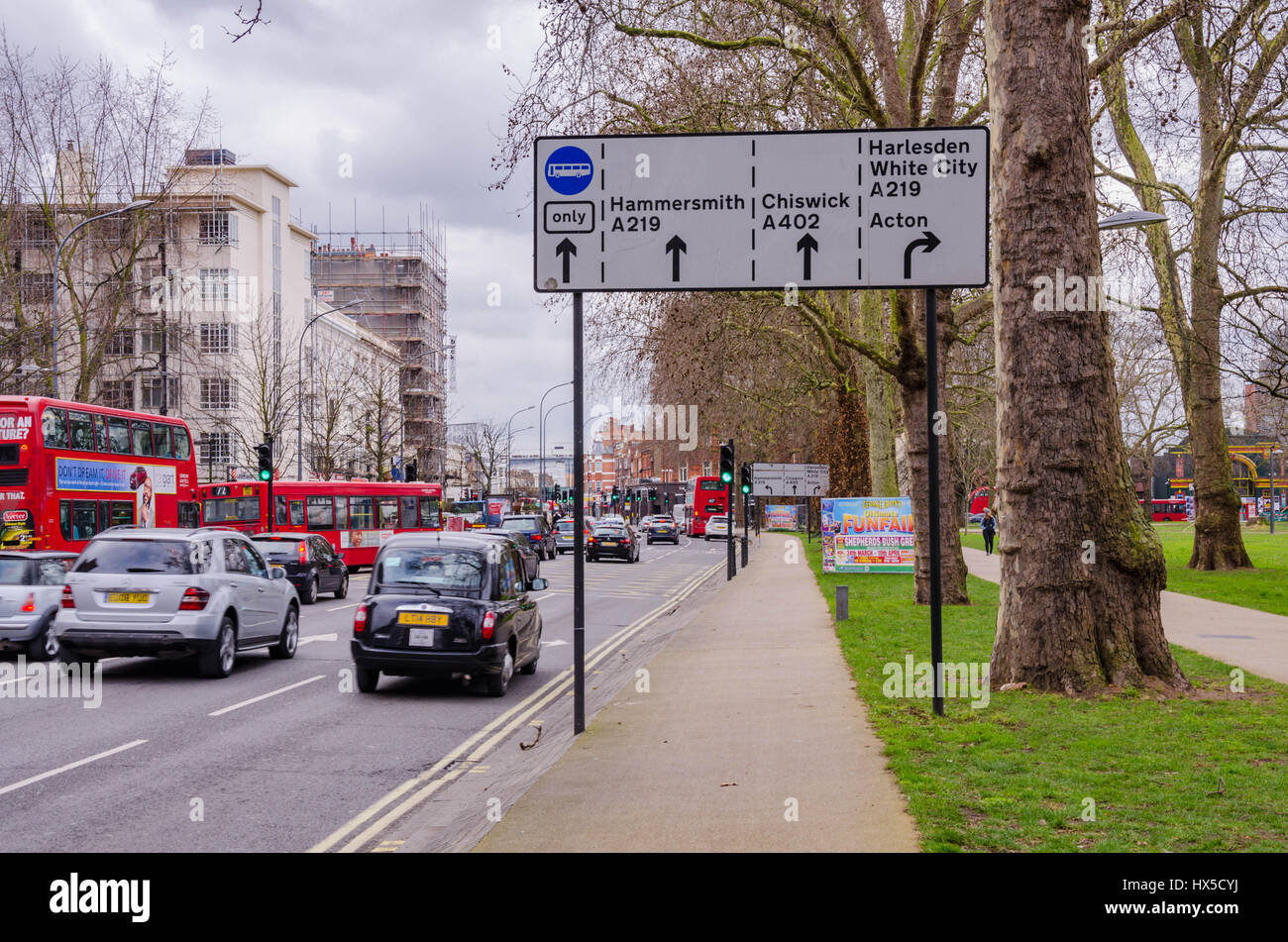 Una vista su Uxbridge Road a Shepherds Bush, Londra, Regno Unito Foto Stock