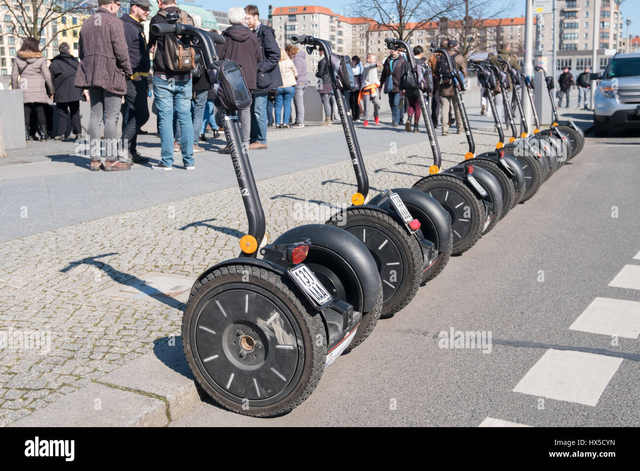 Berlino, Germania - 24 marzo 2017:Molti segways parcheggiato in una fila sulla strada utilizzata per visite guidate della città di Berlino in Germania. Foto Stock