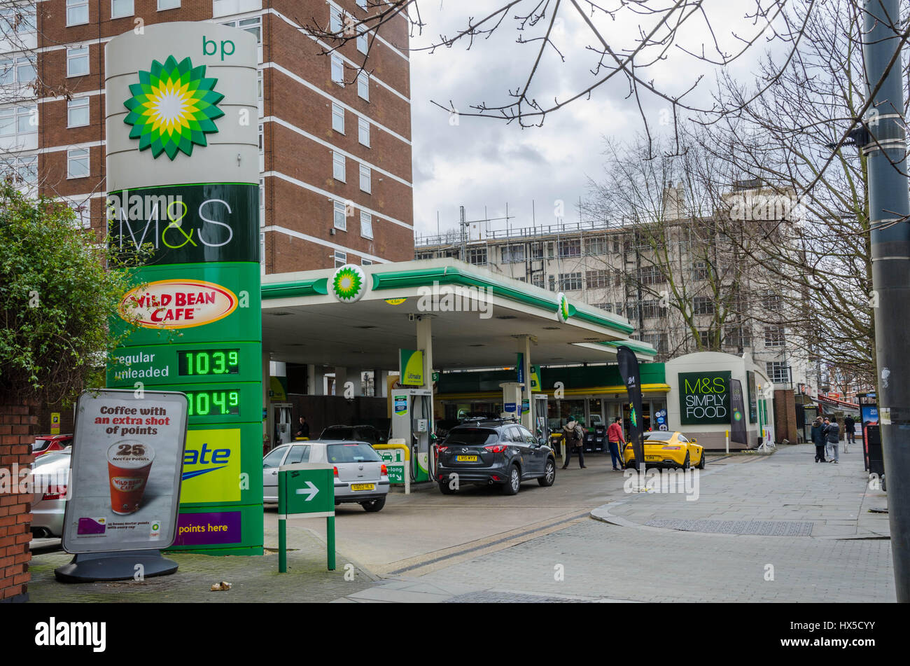 Alla stazione di benzina BP sulla Shepherd's Bush Green a Londra Foto Stock