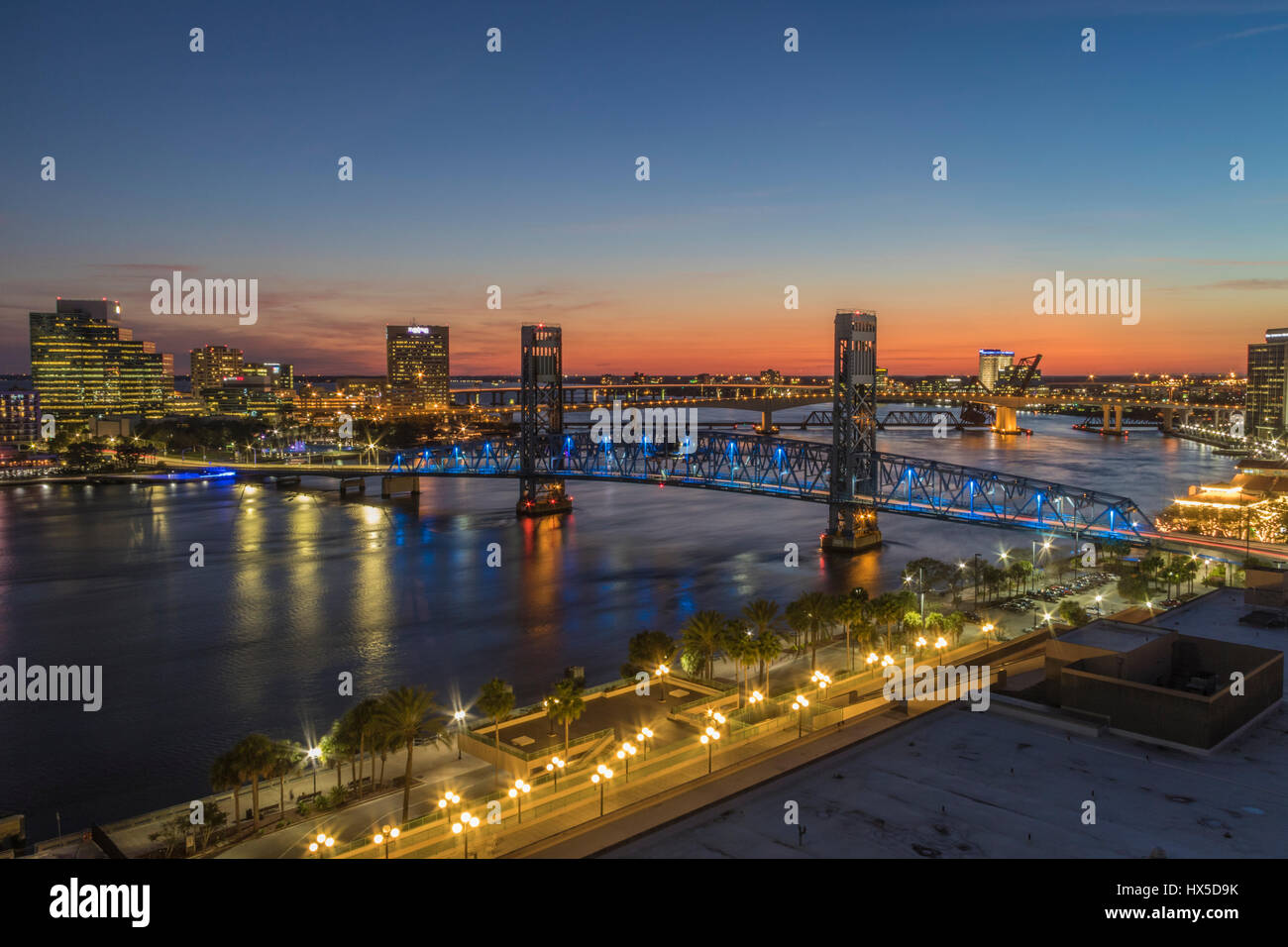 Downtown Jacksonville, Florida sulla St Johns River di notte. Foto Stock