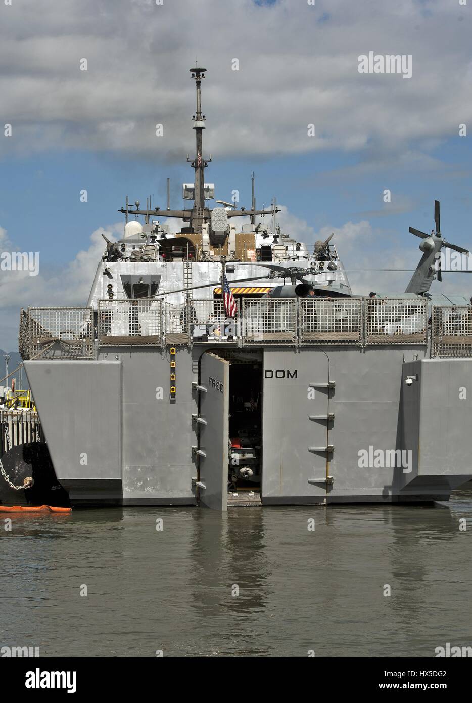 Littoral Combat Ship USS libertà (LCS 1) arriva in corrispondenza della giunzione base Harbor-Hickam Perla, 2013. Immagine cortesia Diana Quinlan/US Navy. Foto Stock