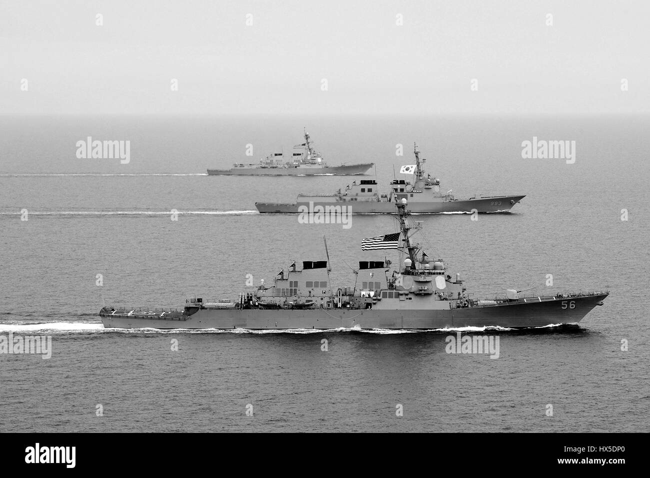 Arleigh Burke-class guidato-missile destroyer USS John S. McCain (DDG 56), Repubblica di Corea Navy Aegis-class destroyer ROKS Seoae-Yu-Seong-Ryong (DDG 993), e Arleigh Burke-class guidato-missile destroyer USS McCampbell (DDG 85) partecipano a esercitare il puledro Eagle 2013, a ovest della penisola coreana, 2013. Immagine cortesia Declan Barnes/US Navy. Foto Stock