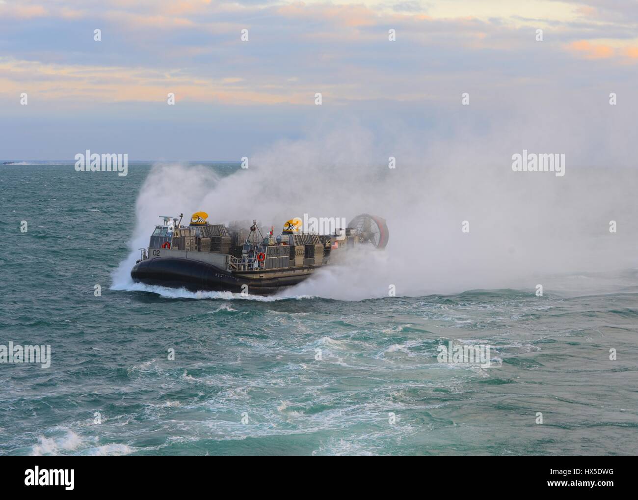 Una Landing Craft Air Cushion (LCAC) entra il bene del ponte della dock anfibio sbarco nave USS Carter Hall (LSD 50), Oceano Atlantico, 2013. Immagine cortesia Chelsea Mandello/US Navy. Foto Stock