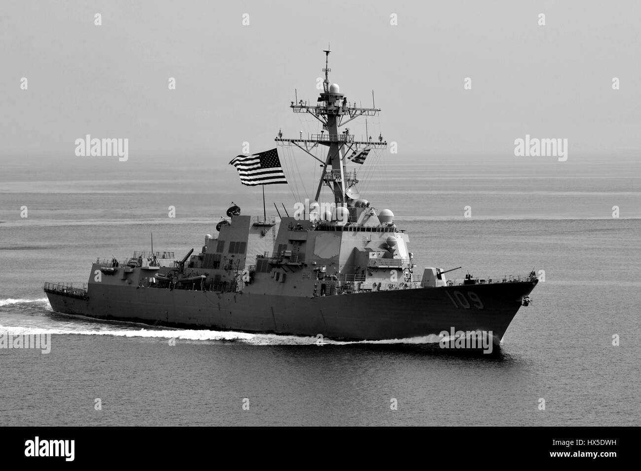 Visite-missile destroyer USS Jason Dunham (DDG 109) sull'acqua negli Stati Uniti Quinta Flotta area di responsabilità, 2013. Immagine cortesia Deven B. King/US Navy. Foto Stock