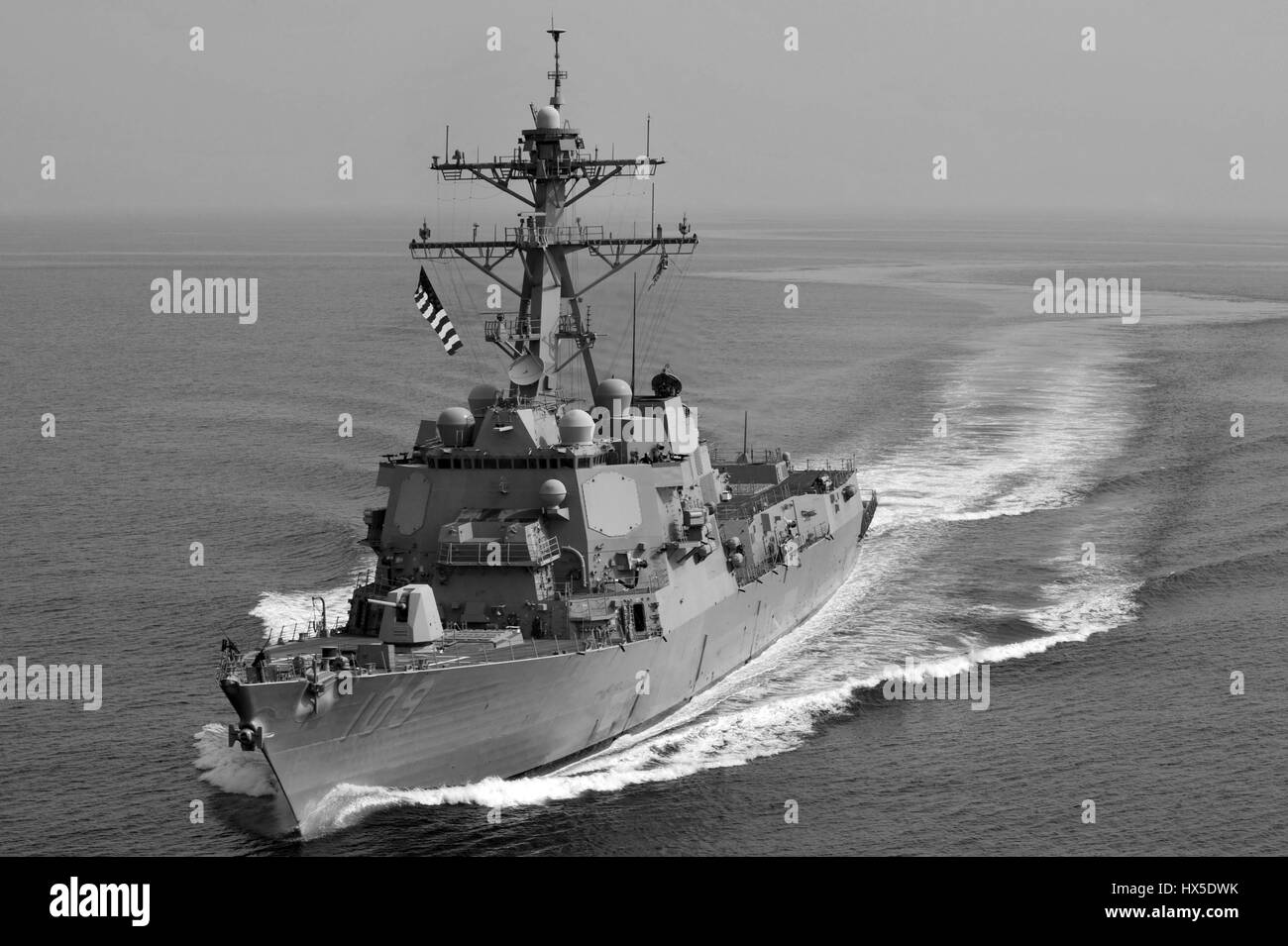 Visite-missile destroyer USS Jason Dunham (DDG 109) sull'acqua negli Stati Uniti Quinta Flotta od area di responsabilità, 2013. Immagine cortesia Deven B. King/US Navy. Foto Stock